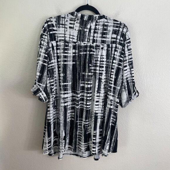 Cocomo Woman Plus 3X Black White Stretch Tunic Top Zipper Accent Roll Tab Sleeve - Picture 9 of 9